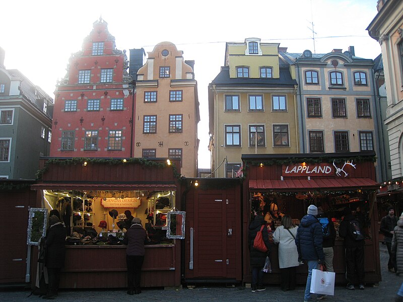 File:Julmarknad på Stortorget, Gamla stan, Stockholm, 2017p.jpg