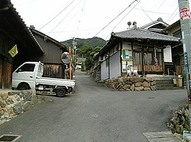 神立4丁目・5丁目付近の十三街道。写真右は「神立辻地蔵」の祠