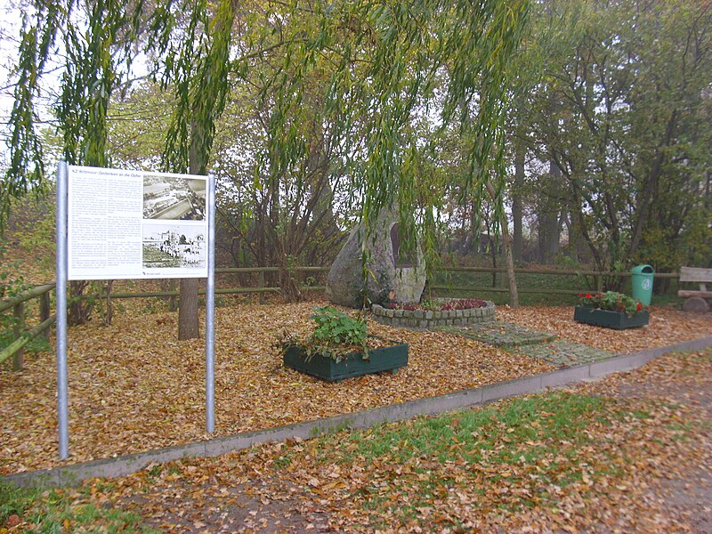 File:KZ Wittmoor, Gedenkstein Fuchsmoorweg (Norderstedt-Glashütte) 02.jpg