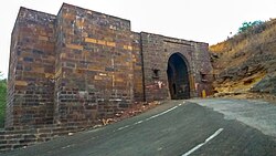 Puerta de entrada al fuerte de Kanthkot.jpg