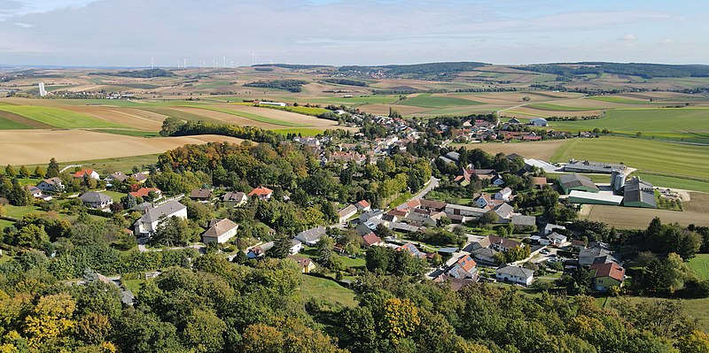 File:Karnabrunn - Luftaufnahme.JPG