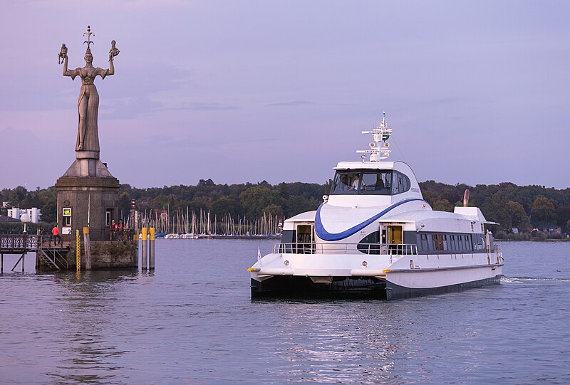 Datei:Katamaran "Ferdinand" in Konstanz-IMG 0481.jpg