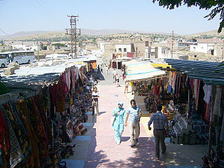 Mercado junto à entrada da cidade subterrânea de Kaymaklı