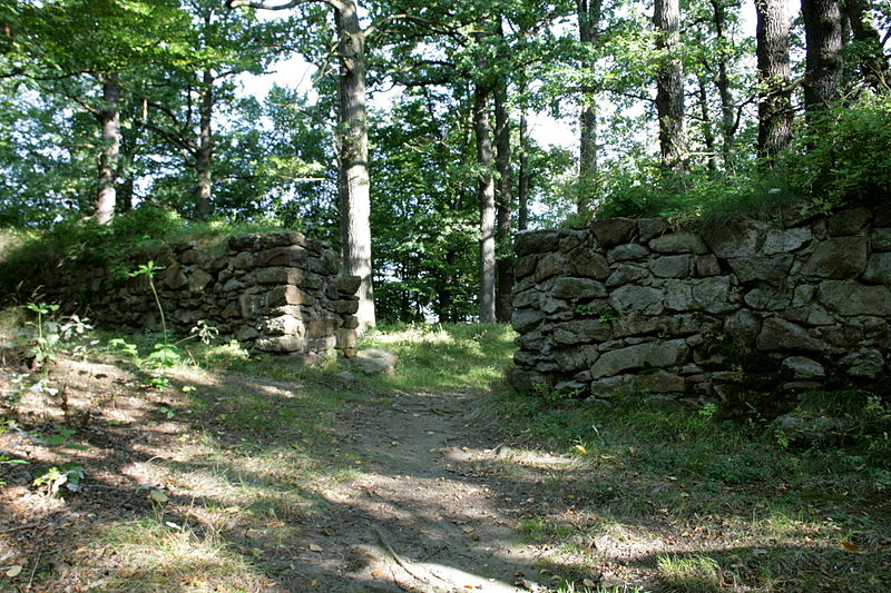 File:Kirschau - Am Schloßberg - Burgruine Körse 09 ies.jpg