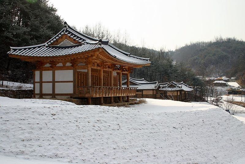 File:Korea-Snow in Andong-Hanok-01.jpg