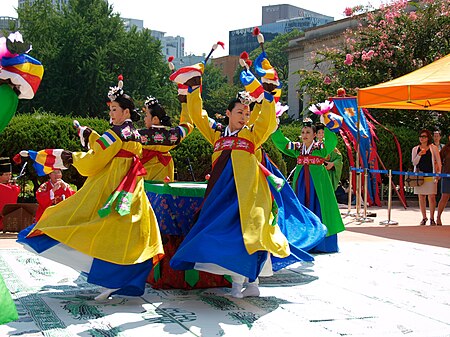 Tập_tin:Korean_dance-Jinju_pogurakmu-22.jpg