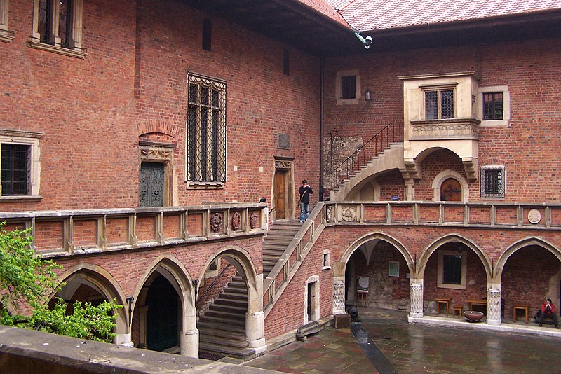 File:Kraków - Collegium Maius - Dziedziniec 02.jpg