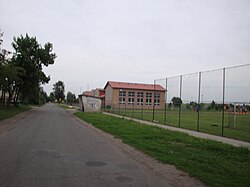 Schule und Spielplatz in Krąplewice