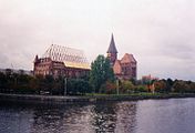Königsberger Dom 1997: Die Rückseite der Turmfront offenbart zwei Türme mit Zwischenteil.