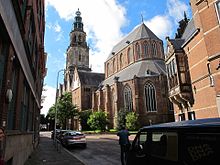 La tour Martini (Martinitoren en néerlandais) donnant sur la grand-place ou Grote Markt en néerlandais.