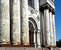 Colonnes de façade et peinture écaillée