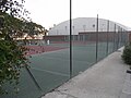 Courts de tennis (couverts et extérieurs).