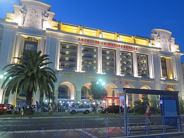 Le Palais de la Méditerranée, vu de nuit depuis la promenade des Anglais.