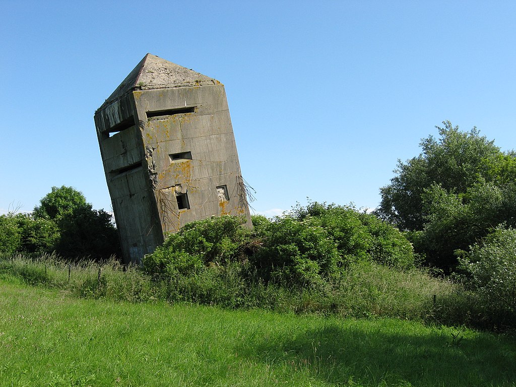 Photo montrant la « Tour penchée », ancien vestige des fortifications allemandes