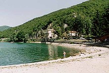 Rive del lago di Scanno, con la Chiesa della Madonna del Lago