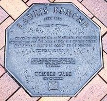 Placa conmemorativa de Lauris Edmond en Dunedin.jpg