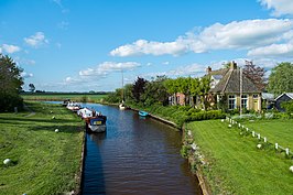 Gezicht op de Lauwers ten zuiden van de oude sluis met links De Schans