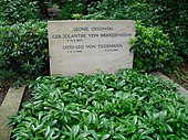 Vorausschauend bestellter Grabstein auf dem Dorotheenstädtischen Friedhof in Berlin. Aufnahme vom Juli 2017