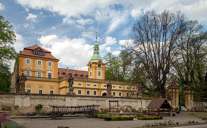 File:Liběšice zámek z náměstí 3a.jpg