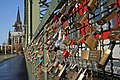 フェンスにかけられた大量の南京錠。ドイツ ケルンのホーエンツォレルン橋にて