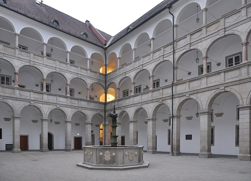 File:Linz Landhaus Innenhof 2.jpg