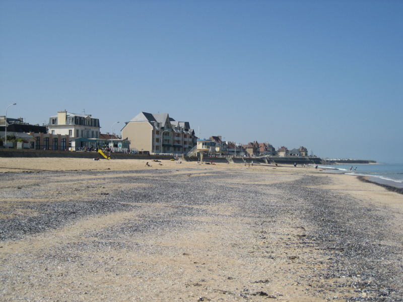 File:Lion-sur-Mer Digue vue de la plage.jpg