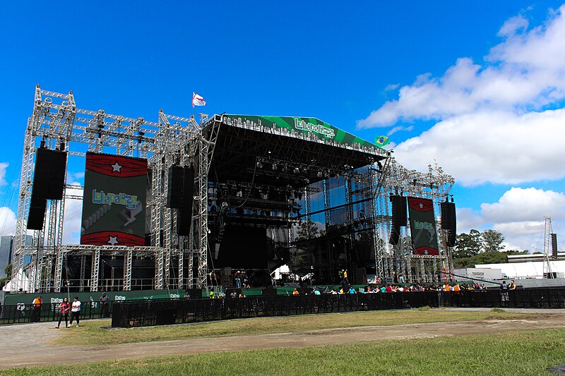 File:Lollapalooza 2013 (8625219489).jpg