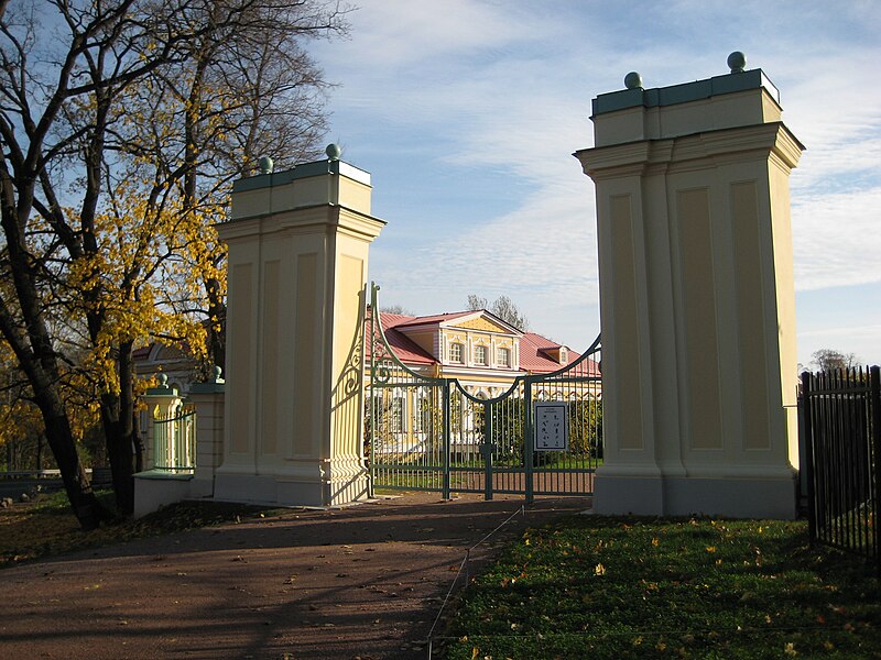 File:Lomonosov (Oranienbaum). Lower Garden. North gate. 1751.JPG