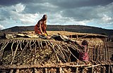 Mujeres masai reparando la vivienda