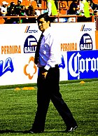 Turnuvada dört kez şampiyonluk yaşayan Raúl Cárdenas'ın ardından, üçer kez ile en çok kazanan teknik direktörler konumundaki Víctor Manuel Vucetich (solda) ile Luis Fernando Tena