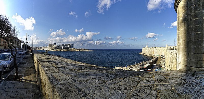 File:Malta - Valletta - San Bastjan - English Curtain 01.jpg