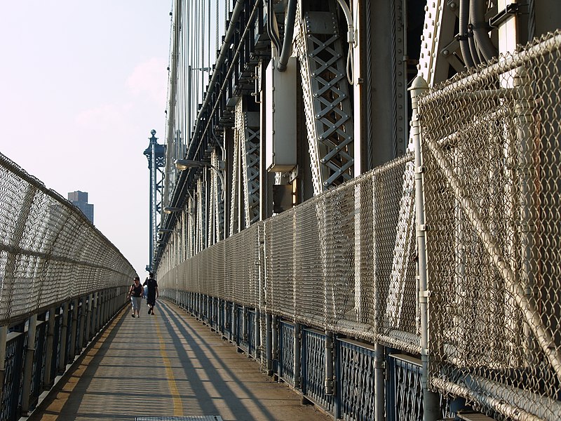 File:Manhattan Bridge pedestrian walkway vc.jpg