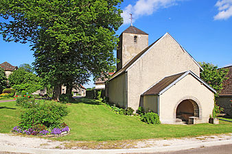 Place de l'église fleurie.