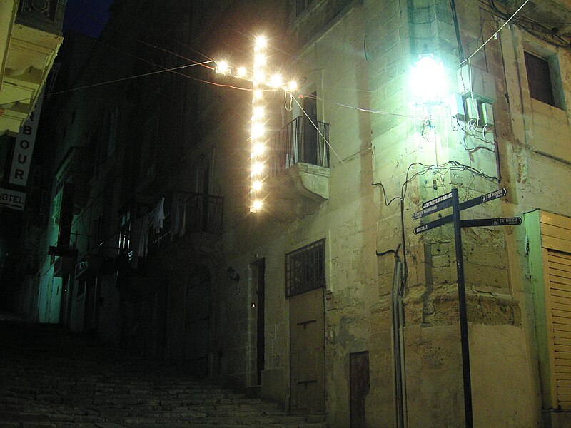 File:March 2007 Valetta by night 19.jpg