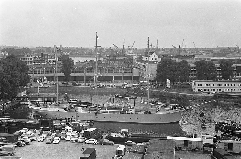 File:Matrozen opleidingsschip Pollux met nieuwe masten afgemeerd aan Oosterdok Amst, Bestanddeelnr 922-7168.jpg