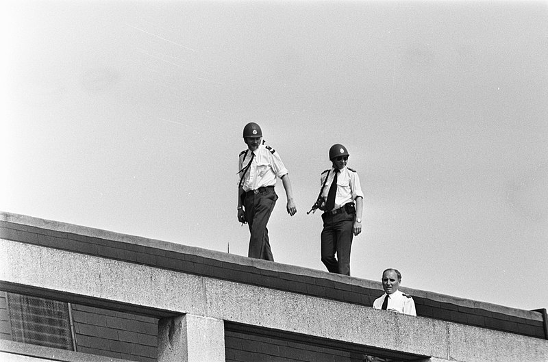 File:Met karabijnen bewapende politieagenten op het dak van het gerechtsgebouw, Bestanddeelnr 927-9800.jpg