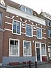 Huis met rechte gevel en vernieuwde kap, in cartouches gedateerd anno 1647