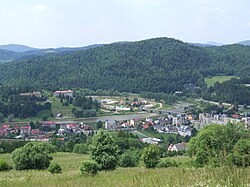 Pohled na Muszynu z hory Malnik s mostem přes řeku Poprad, součást Popradského krajinného parku