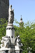 Monumento «La virgen orante» en los jardines del antiguo Congreso Nacional