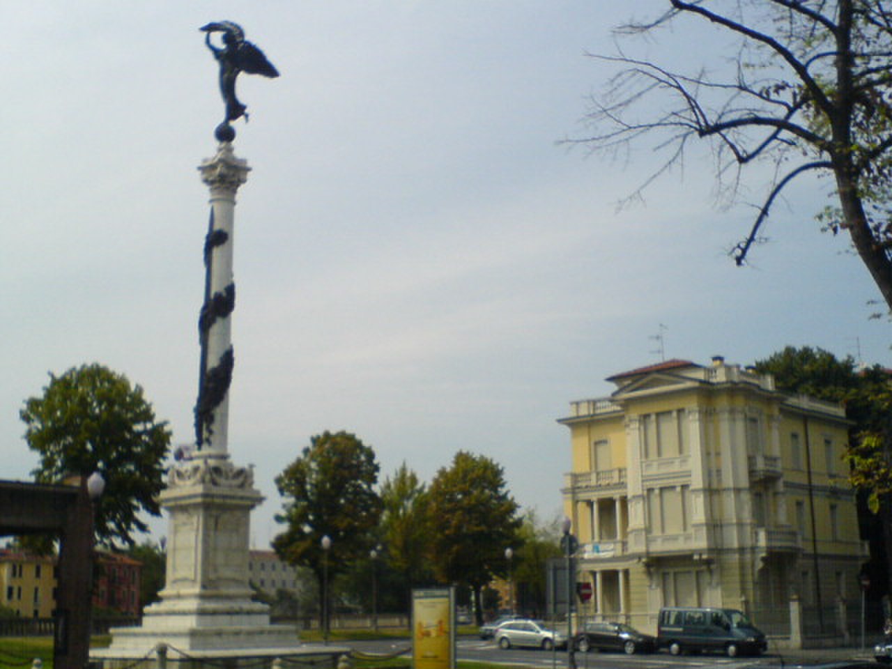 Victory monument. Памятник в Парме.