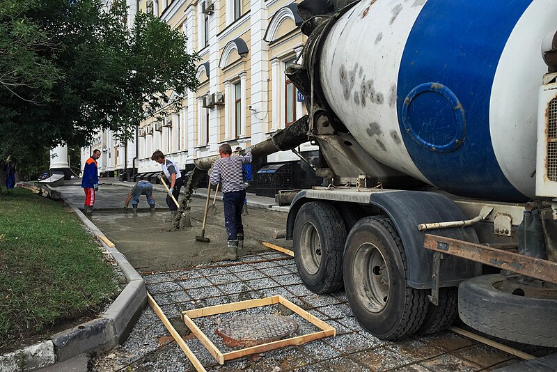 File:Moscow, Kotelnicheskaya Embankment 17 paving work (31636777365).jpg