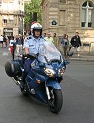 Französischer Gendarm auf einer Yamaha FJR1300 in Paris
