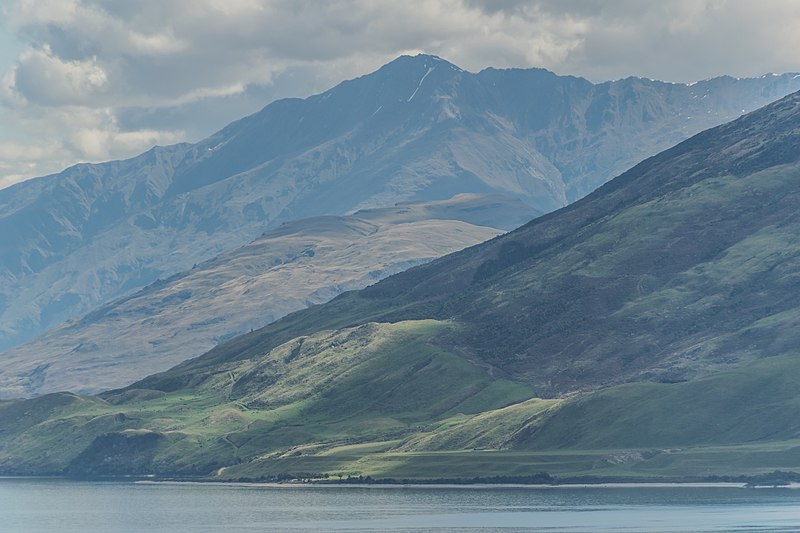 File:Mountains on the western side of Lake Wanaka 01.jpg