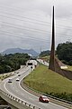 O monumento com o Pico do Jaraguá ao fundo