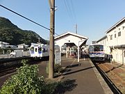 ホーム（2011年9月、佐世保行きが停車中（※左の列車は当駅始発））