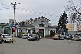 Вокзальна площа в Митища та стара будівля вокзалу