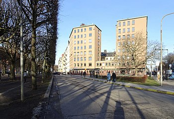 Narvavägen norrut från samma fotopunkt med kvarteret Fanan i fonden, 1895 och 2021.