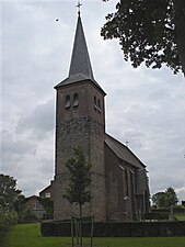 Neerlangel, de kerk, het gedeelte in tufsteen is van de XIe eeuw