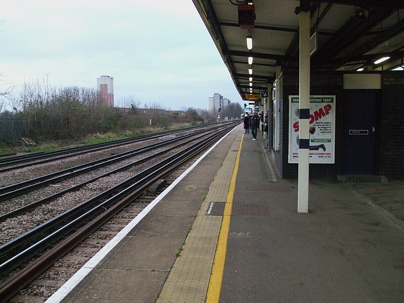 File:New Cross station northbound mainline platform look north.JPG