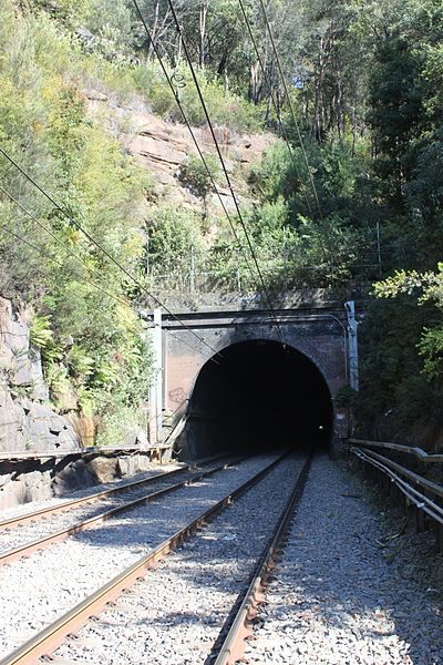 File:Northern portal of Woy Woy tunnel.JPG